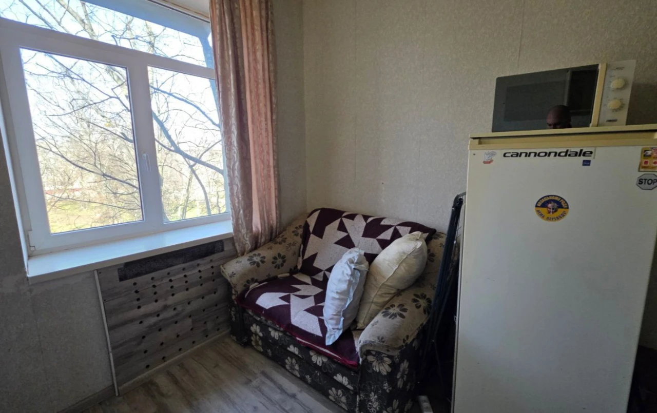 Продается недорогая гостинка рядом с метро ХТЗ - полный ремонт.