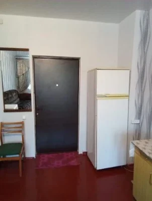 Продам гостинку  с ремонтом район ТЦ МЭТРО