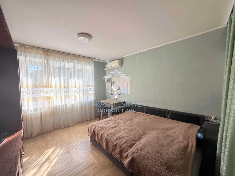 For Sale: Large Room in Dormitory, Ivana Honthi Street, 9, Metro