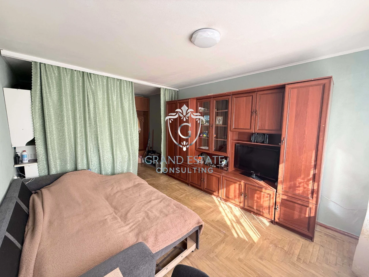 For Sale: Large Room in Dormitory, Ivana Honthi Street, 9, Metro