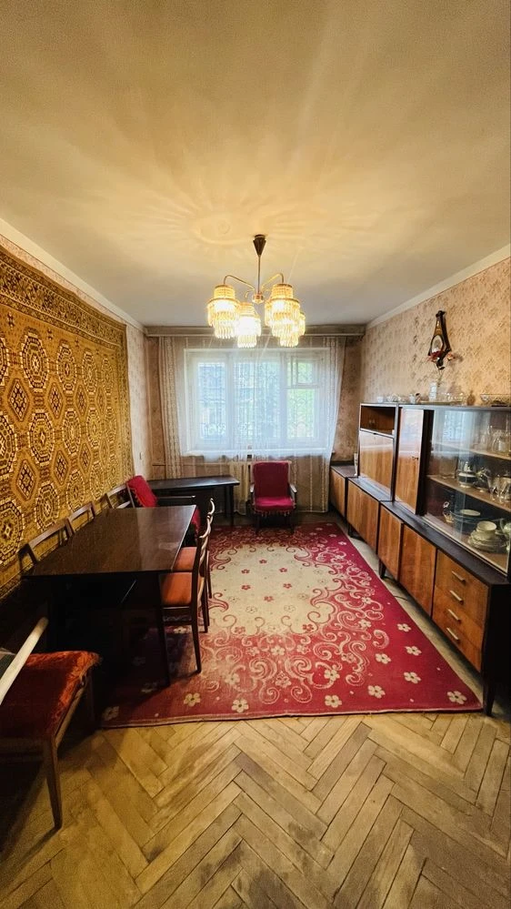 No Commission! Sale of a 2-bedroom apartment in a brick building
