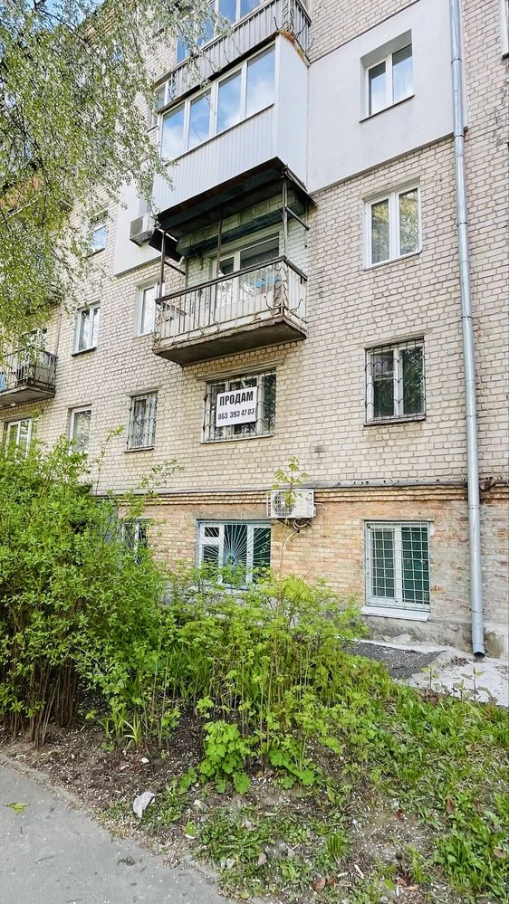 No Commission! Sale of a 2-bedroom apartment in a brick building