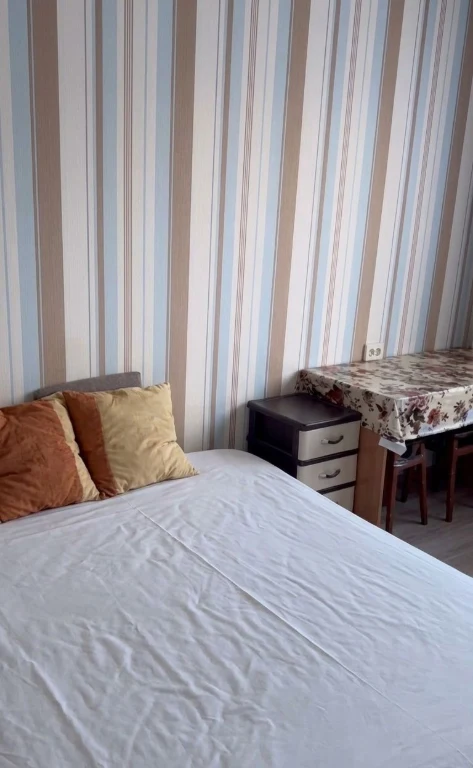 Apartment for sale in a dormitory in the center, Holosiivsky Prospect