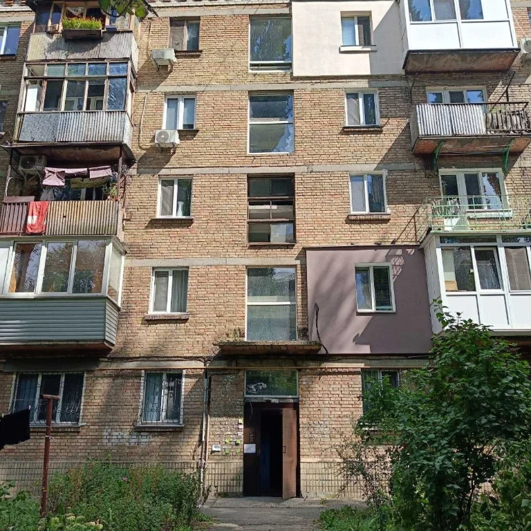 For sale room in a 4-room family apartment, street.