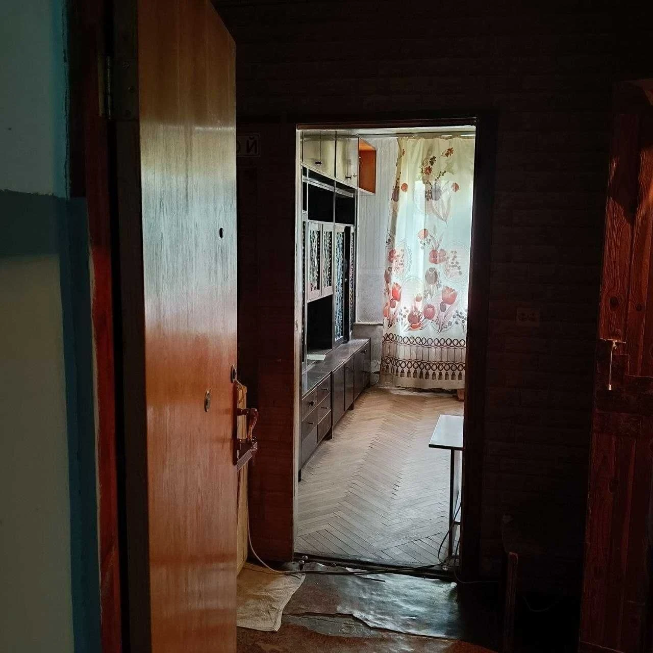 For sale room in a 4-room family apartment, street.