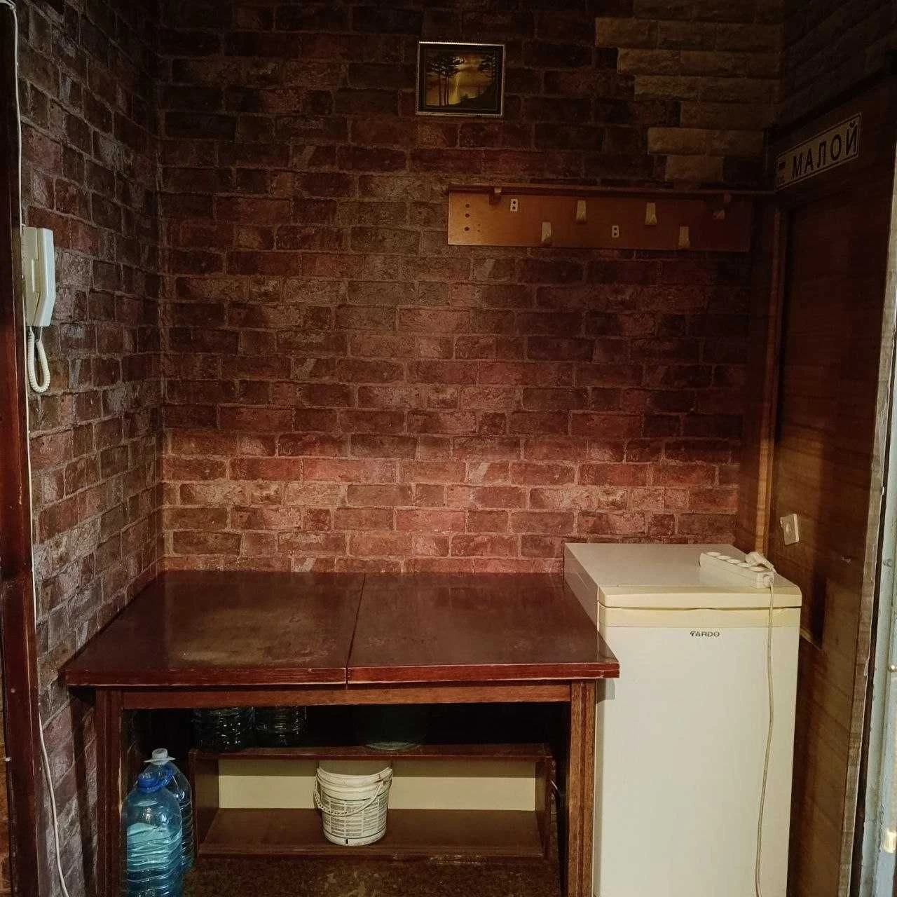 For sale room in a 4-room family apartment, street.