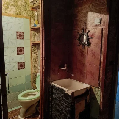 For sale room in a 4-room family apartment, street.