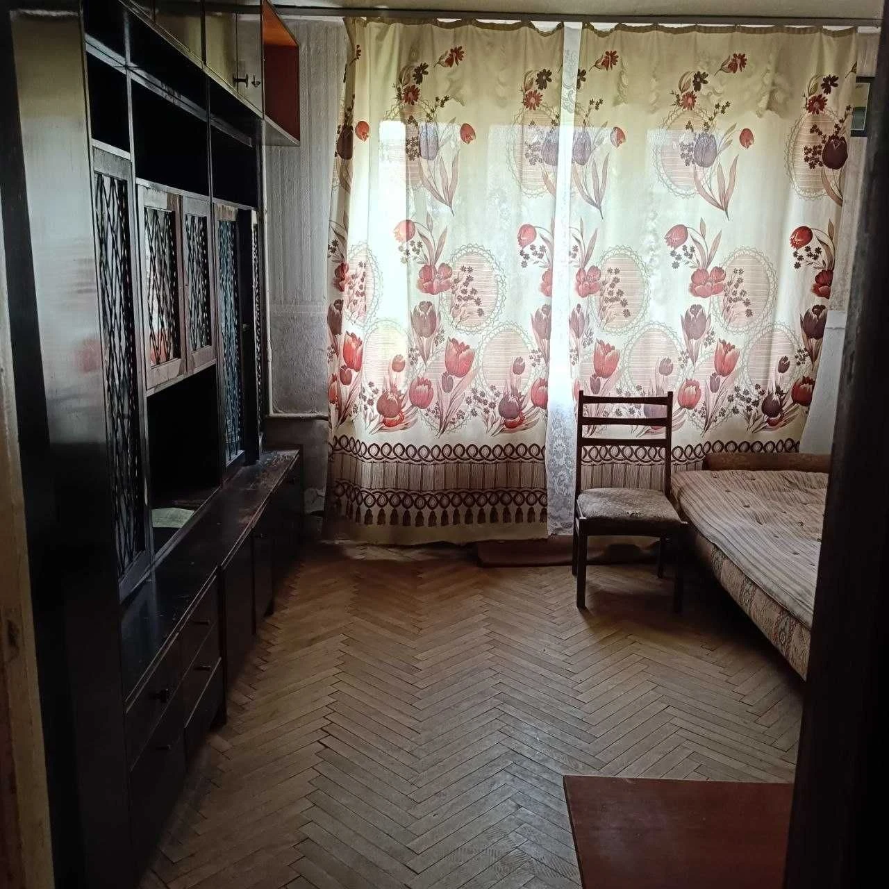 For sale room in a 4-room family apartment, street.