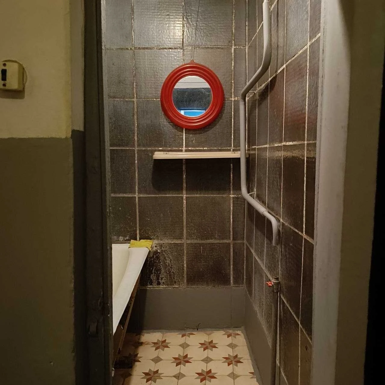 For sale room in a 4-room family apartment, street.