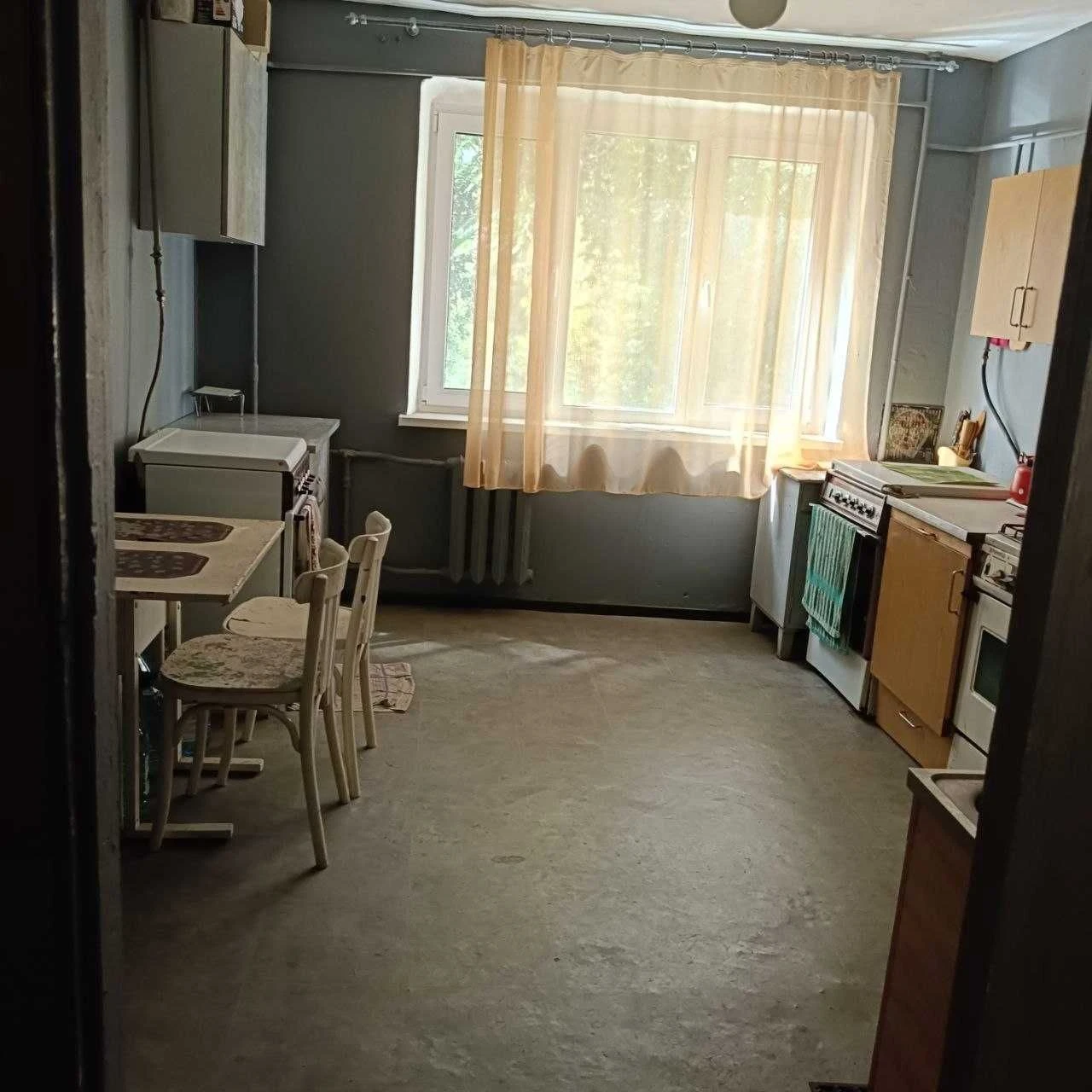 For sale room in a 4-room family apartment, street.