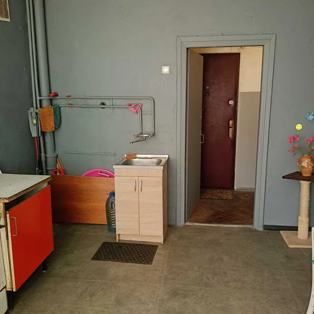 For sale room in a 4-room family apartment, street.