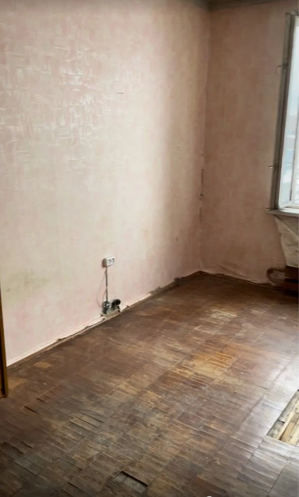 Sale of 2 rooms (27.1 sq.m) in a 3-room apartment, street