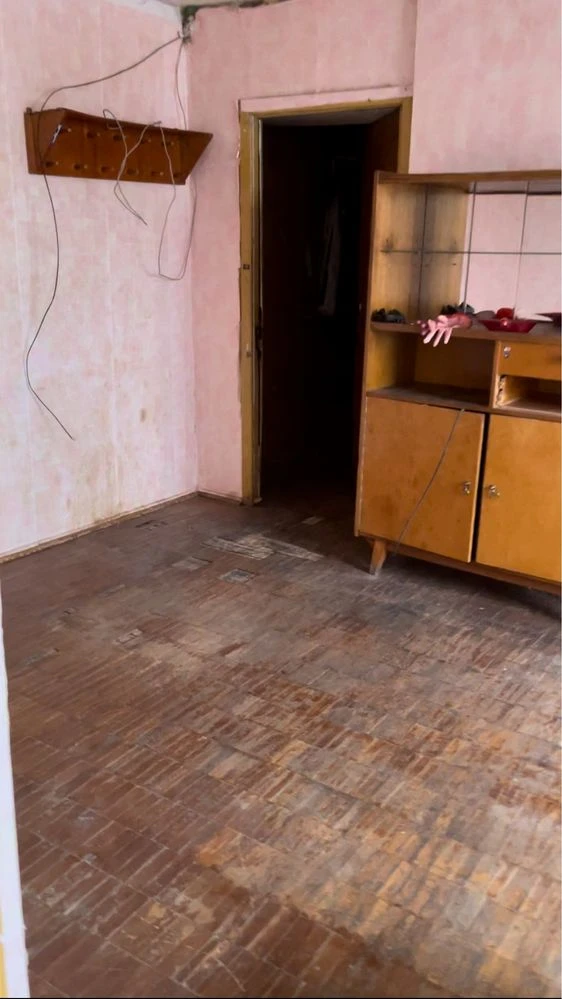 Sale of 2 rooms (27.1 sq.m) in a 3-room apartment, street