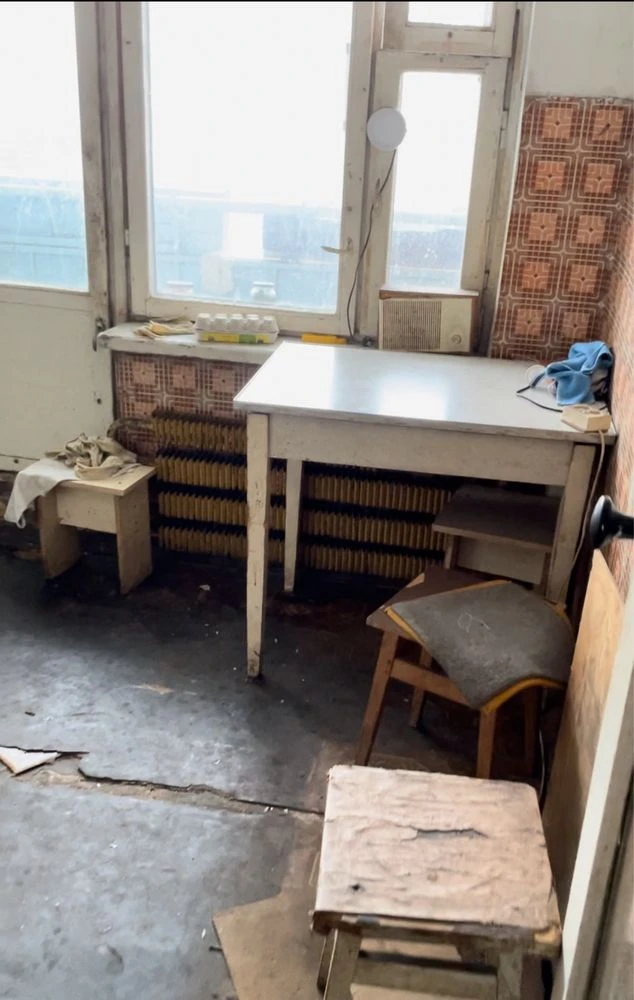 Sale of 2 rooms (27.1 sq.m) in a 3-room apartment, street