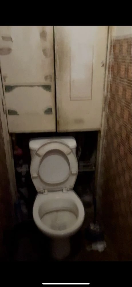 Sale of 2 rooms (27.1 sq.m) in a 3-room apartment, street
