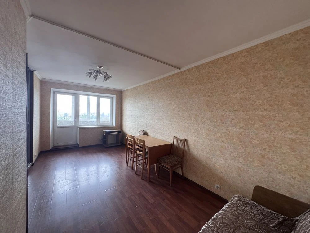 Продається велика кімната метро Шулявка 3хв пішки