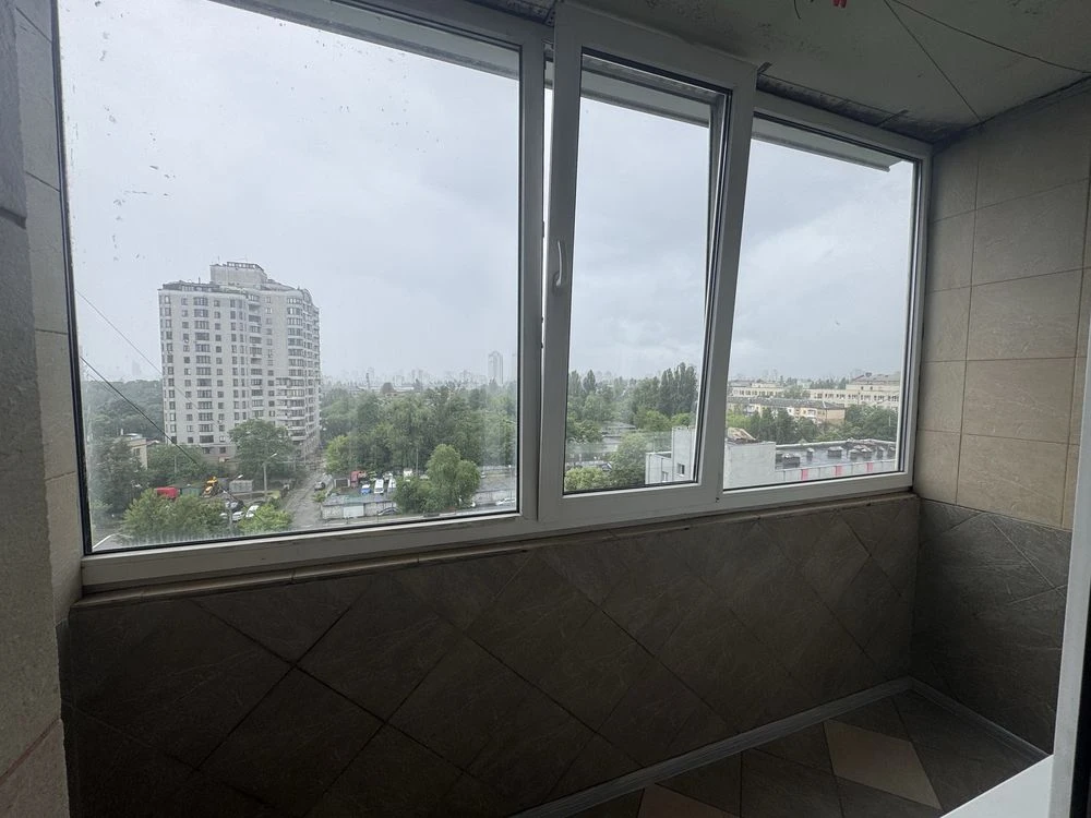 Продається велика кімната метро Шулявка 3хв пішки