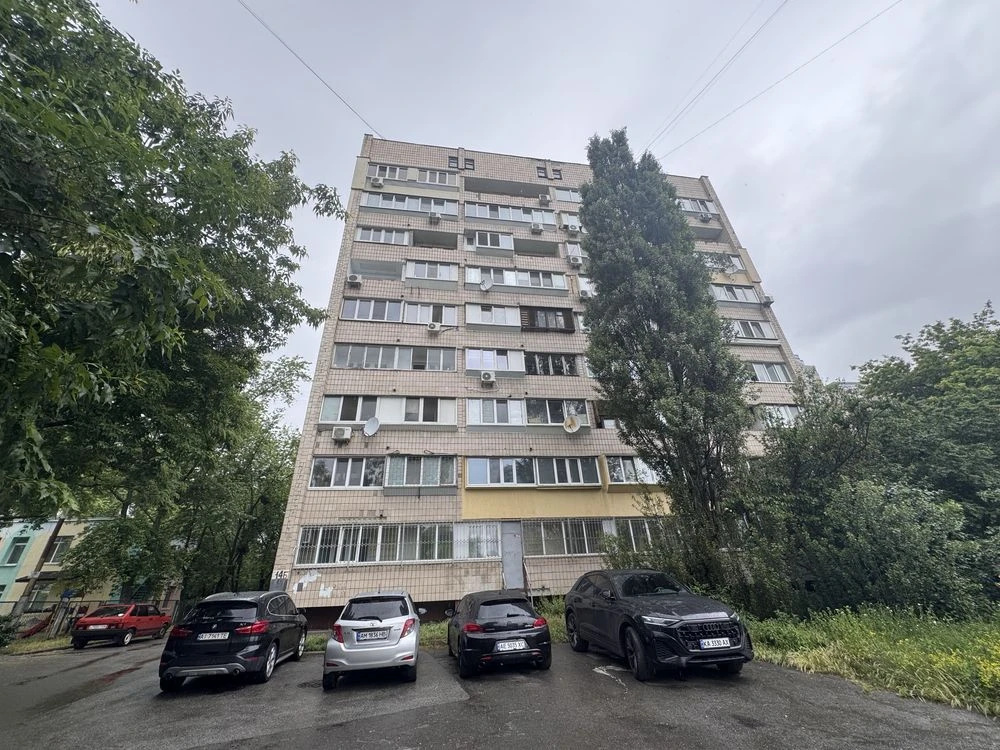 Продається велика кімната метро Шулявка 3хв пішки