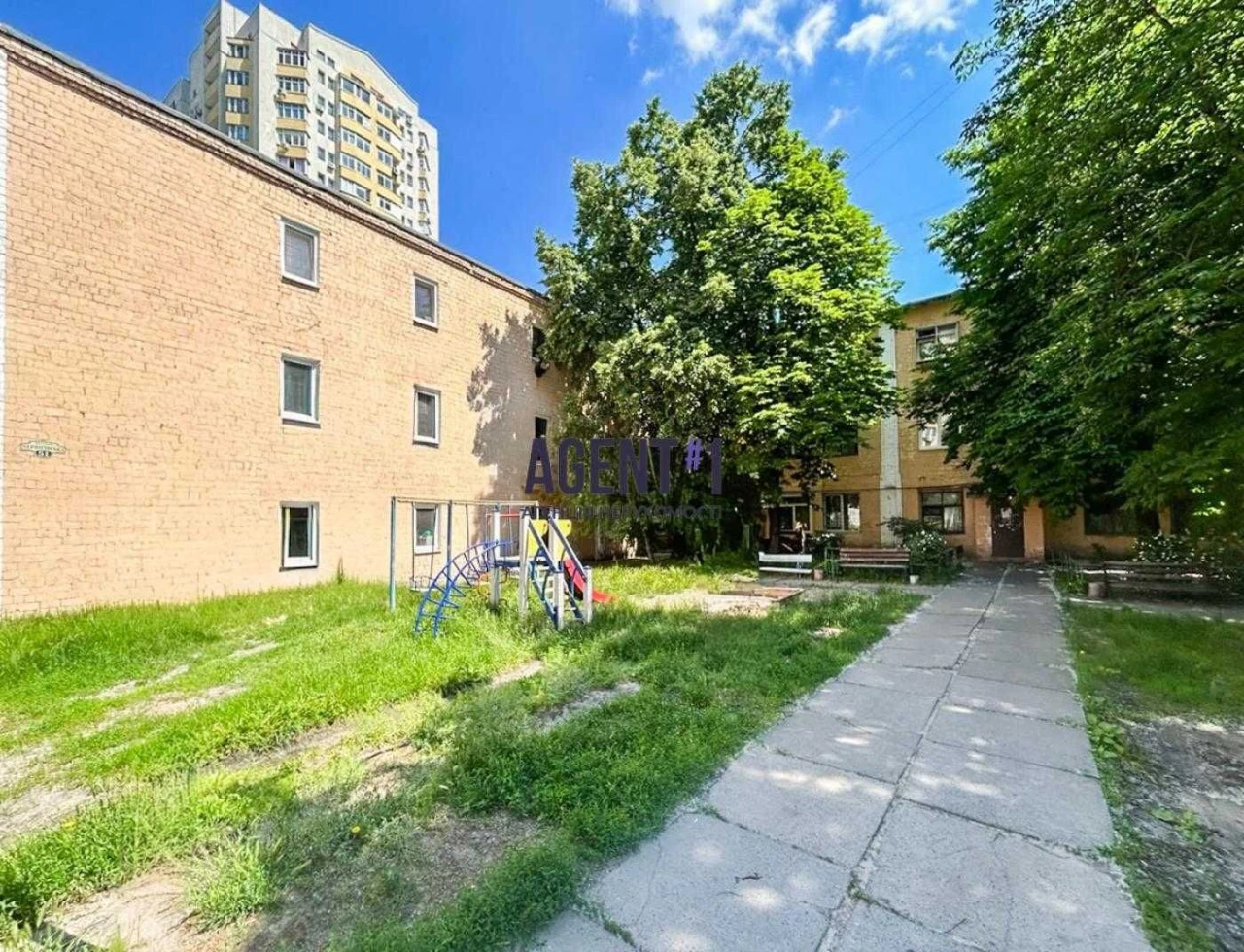 Sale of Two Rooms in Dorm near the Left Bank Metro Station
