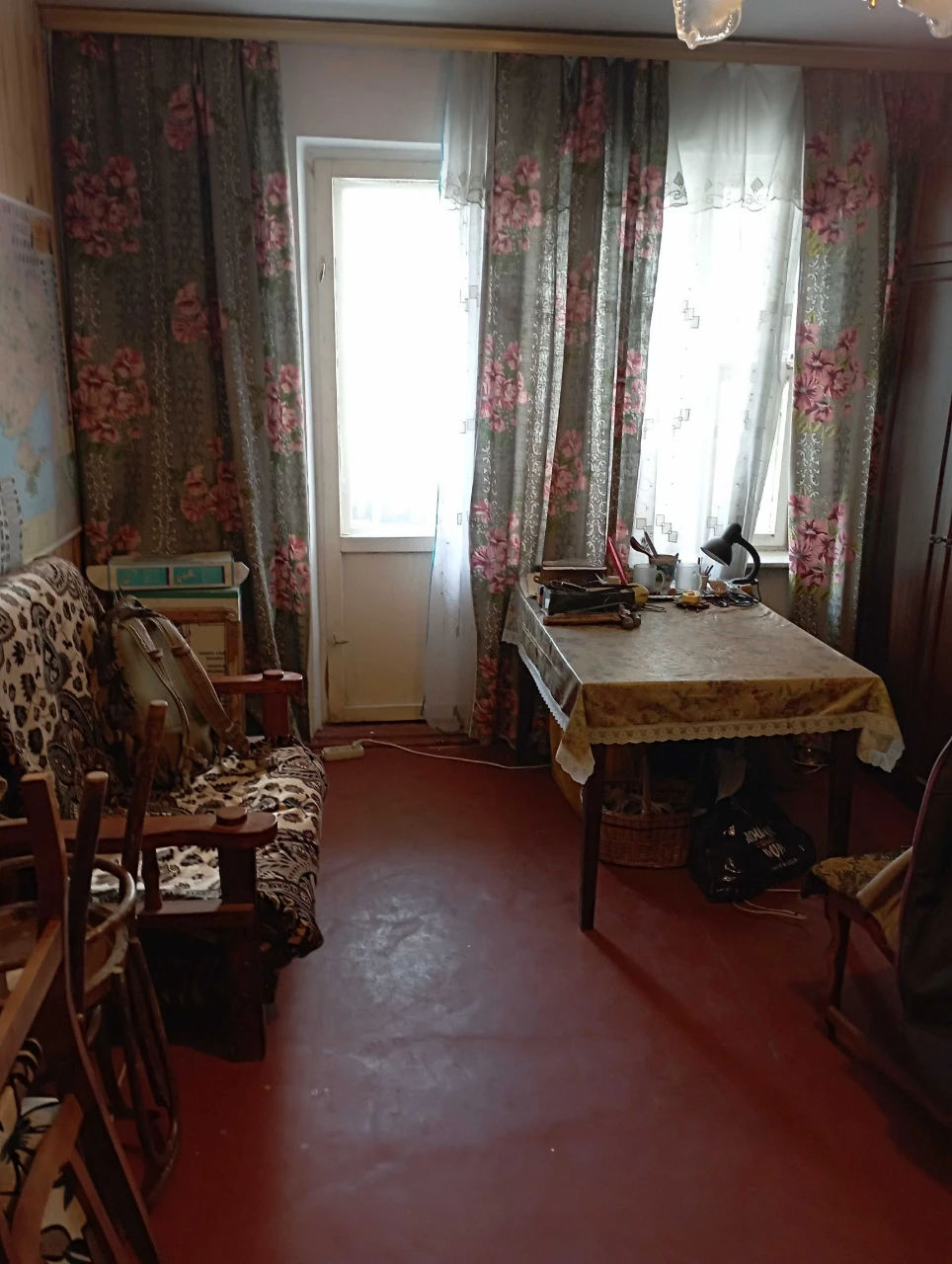 Selling room! 10 minutes to the metro.