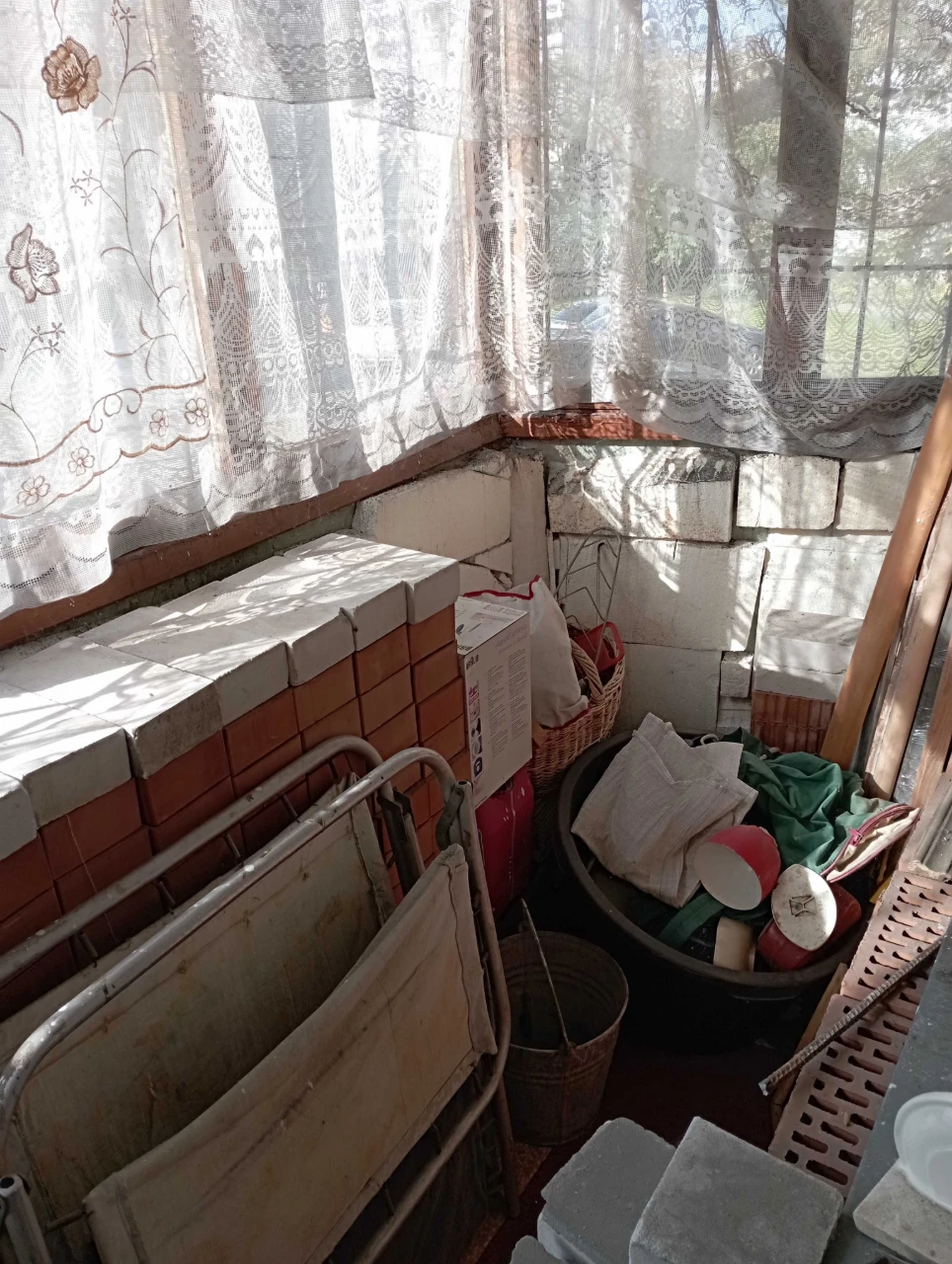 Selling room! 10 minutes to the metro.