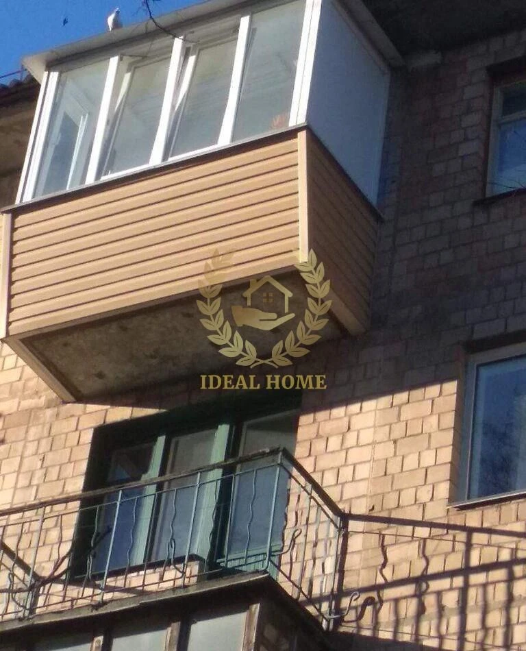 Продаж великої кімнати з балконом в гуртожитку блочного типу