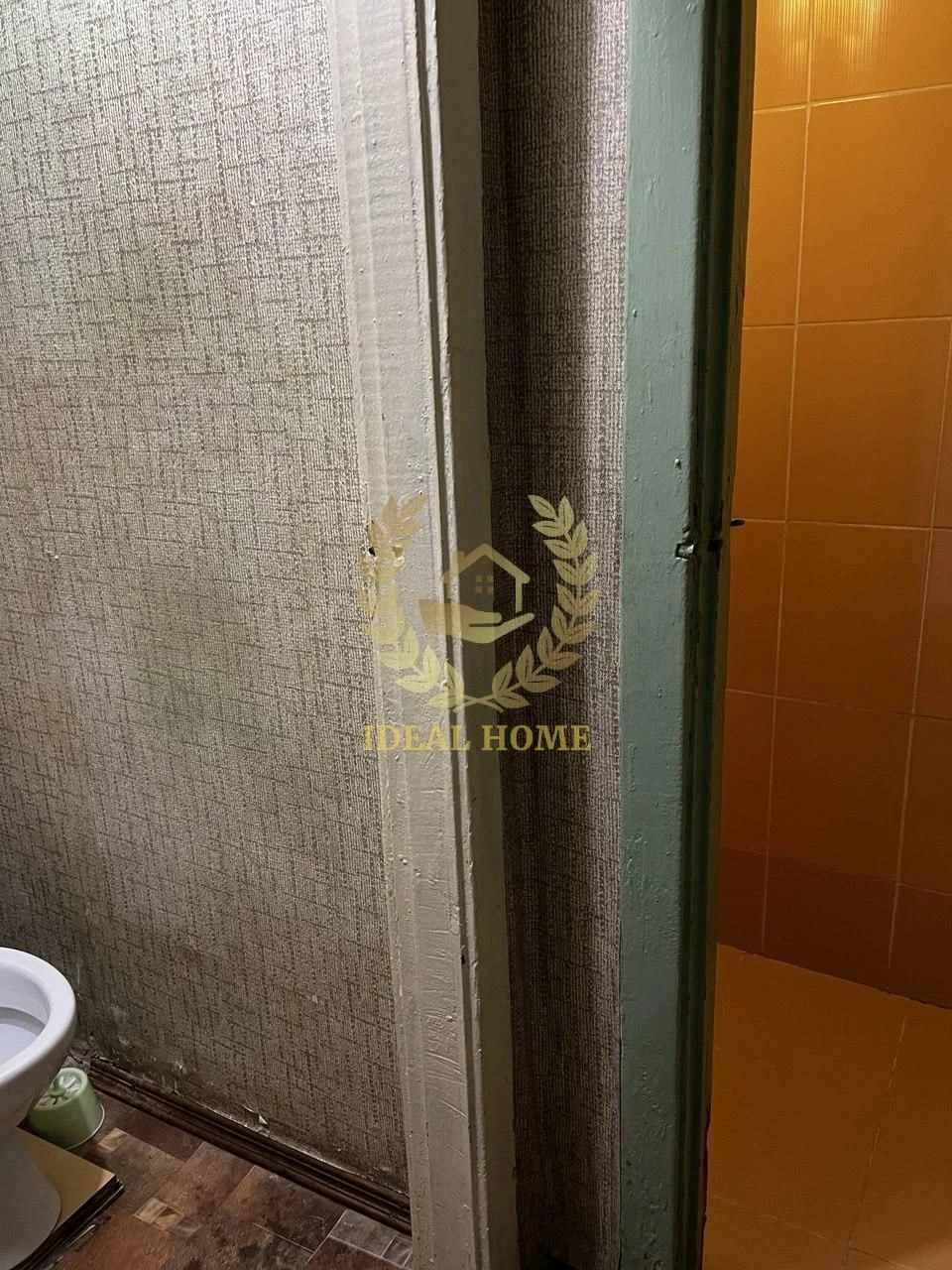 Продаж великої кімнати з балконом в гуртожитку блочного типу