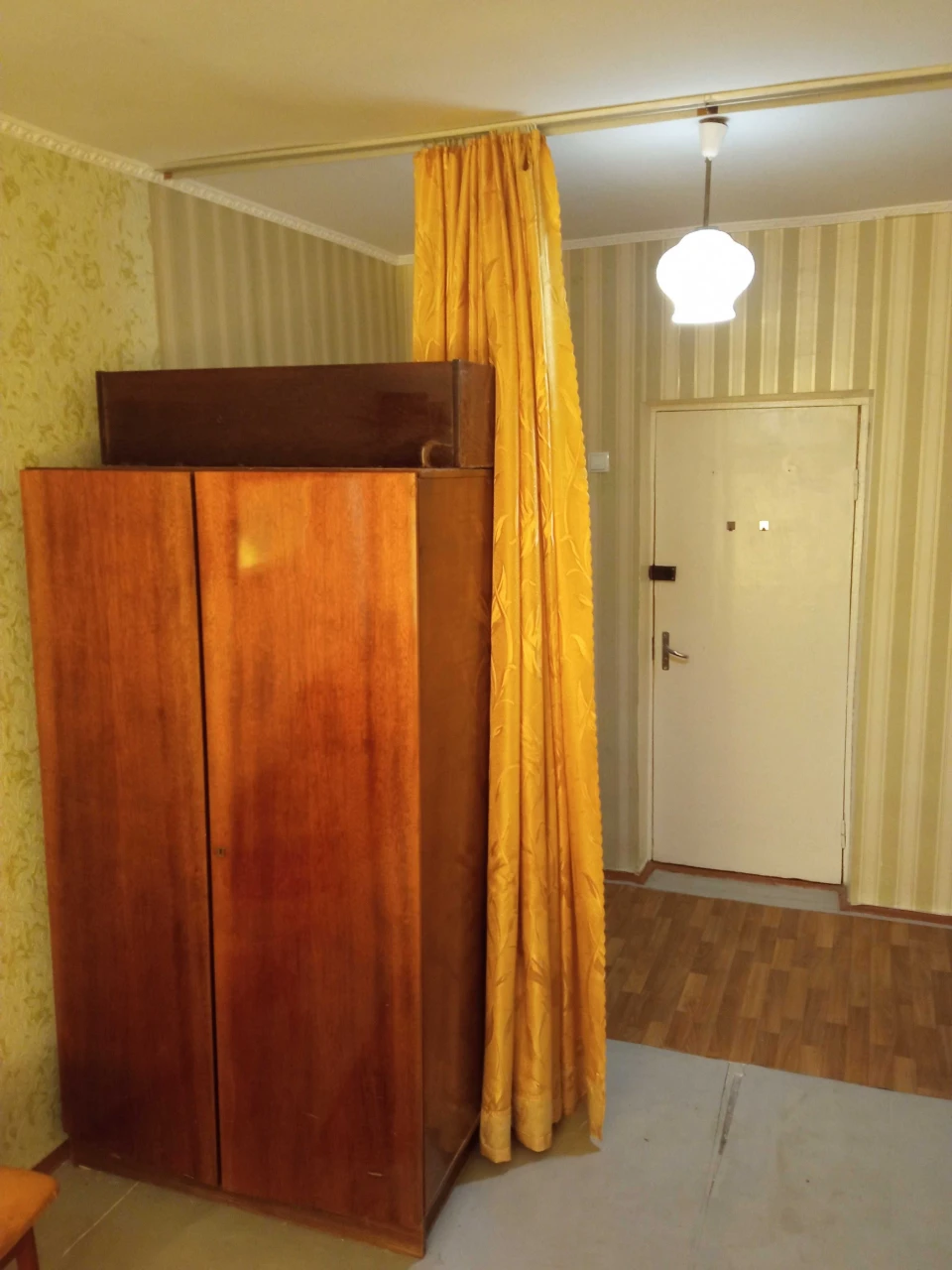 Продається приватизована кімната в гуртожитку