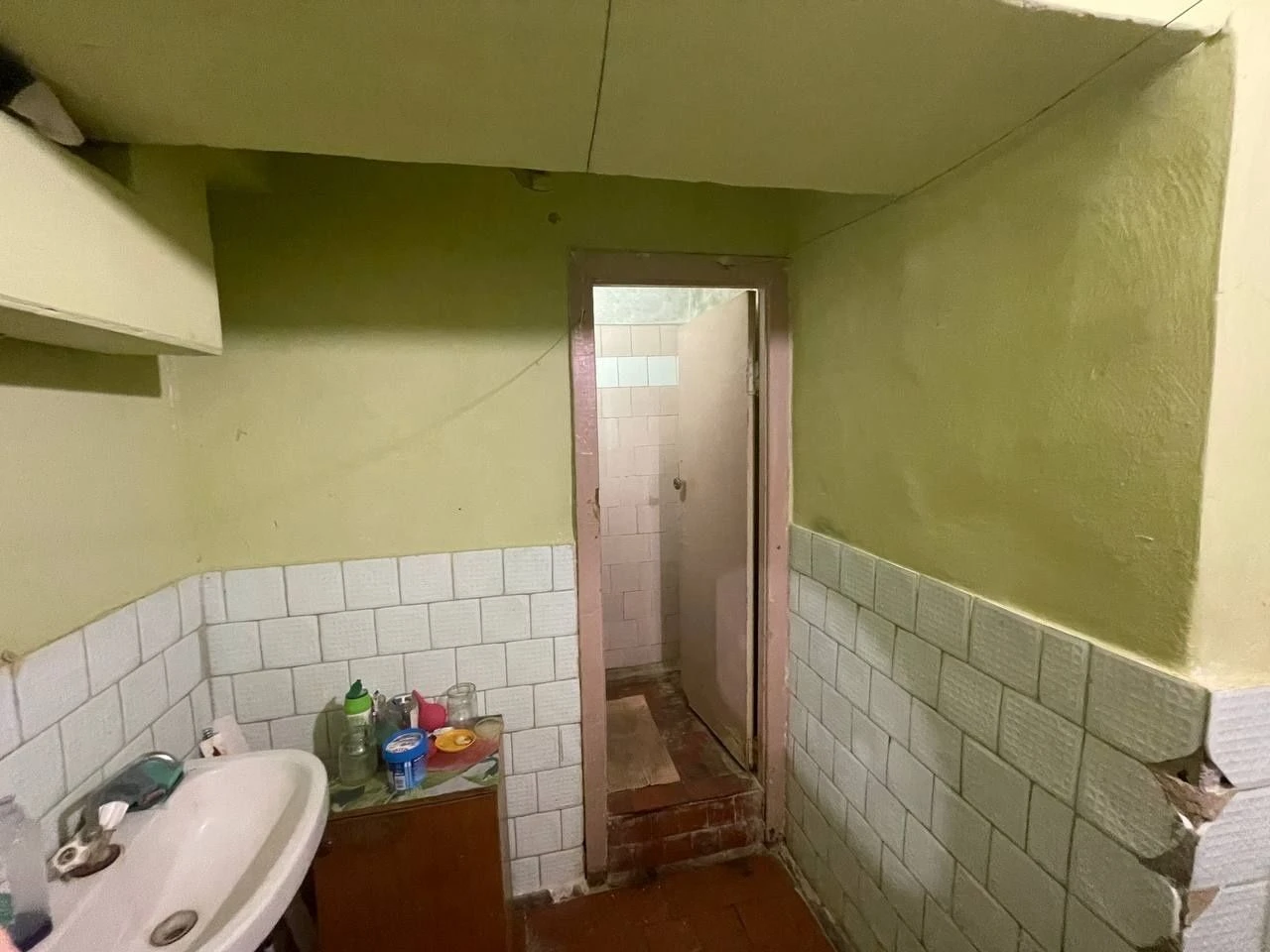 Кімната в гуртожитку по вулиці Нарбутівська