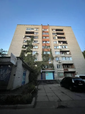 Кімната в гуртожитку по вулиці Нарбутівська