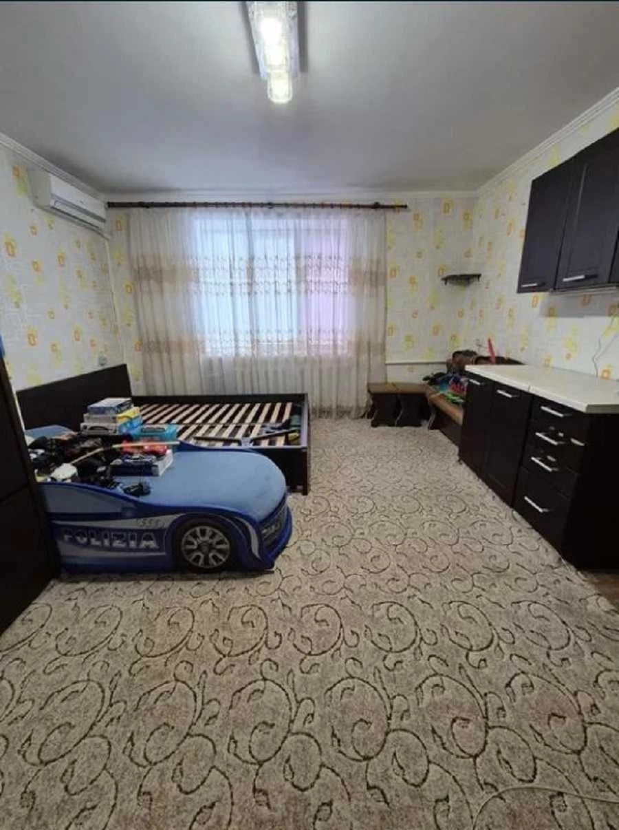 For sale room in a communal apartment, Kotovsky settlement, David Oystrach Street, 9/9, 18 sq.m. room, 12 sq.m. kitchen. Room in good condition. Energy-saving double-paned windows. Own place in the kitchen. Furniture and appliances remain. +4 neighbors. Well-maintained entrance, intercom. Convenient transport links. Price 10300 u.e. (2-2442-2)