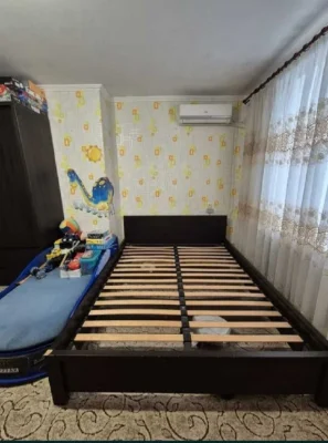 For sale room in a communal apartment, Kotovsky settlement, David Oystrach Street, 9/9, 18 sq.m. room, 12 sq.m. kitchen. Room in good condition. Energy-saving double-paned windows. Own place in the kitchen. Furniture and appliances remain. +4 neighbors. Well-maintained entrance, intercom. Convenient transport links. Price 10300 u.e. (2-2442-2)