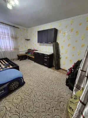 For sale room in a communal apartment, Kotovsky settlement, David Oystrach Street, 9/9, 18 sq.m. room, 12 sq.m. kitchen. Room in good condition. Energy-saving double-paned windows. Own place in the kitchen. Furniture and appliances remain. +4 neighbors. Well-maintained entrance, intercom. Convenient transport links. Price 10300 u.e. (2-2442-2)