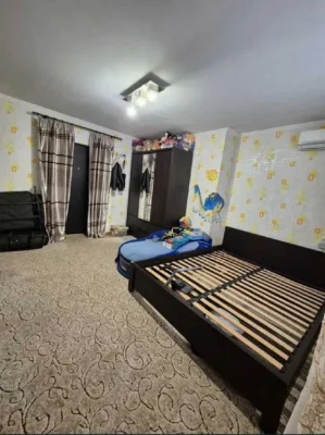 For sale room in a communal apartment, Kotovsky settlement, David Oystrach Street, 9/9, 18 sq.m. room, 12 sq.m. kitchen. Room in good condition. Energy-saving double-paned windows. Own place in the kitchen. Furniture and appliances remain. +4 neighbors. Well-maintained entrance, intercom. Convenient transport links. Price 10300 u.e. (2-2442-2)