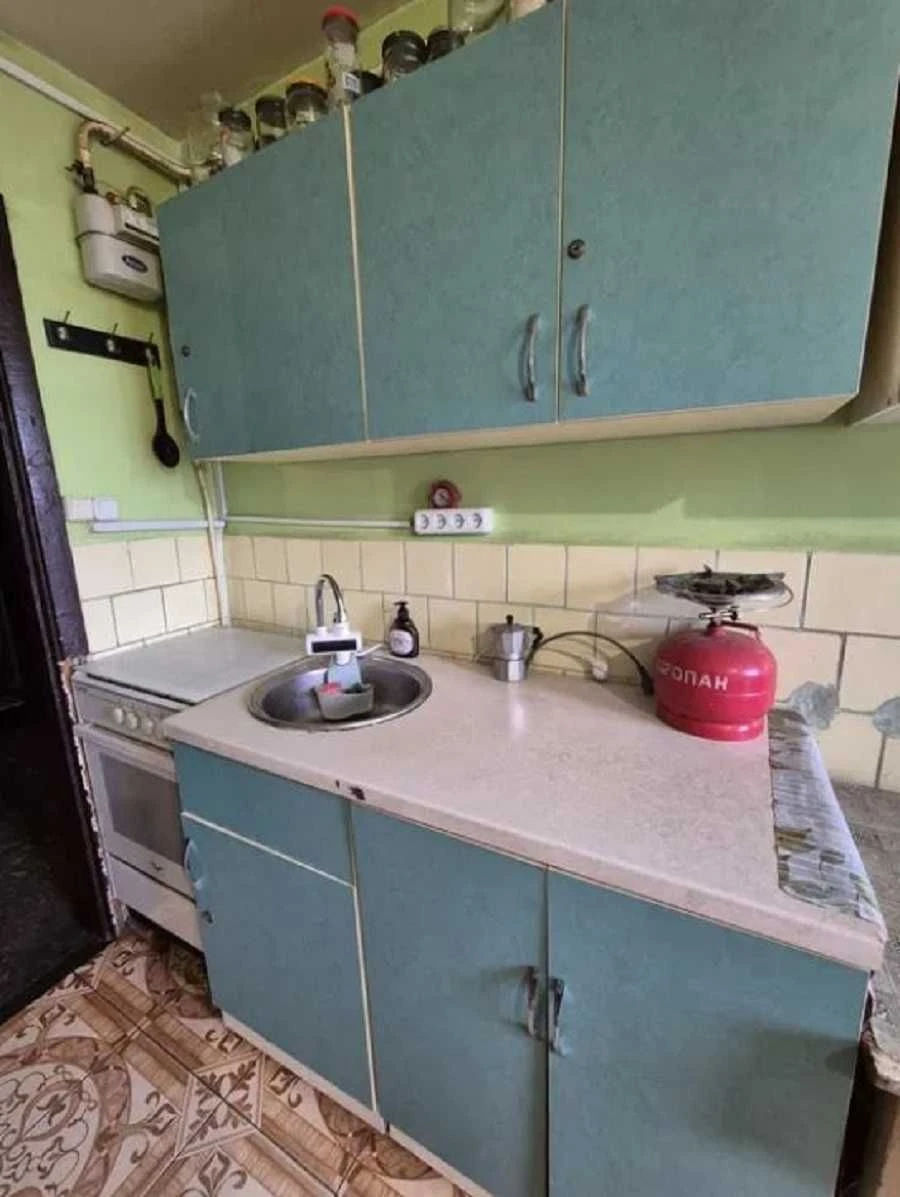 For sale room in a communal apartment, Kotovsky settlement, David Oystrach Street, 9/9, 18 sq.m. room, 12 sq.m. kitchen. Room in good condition. Energy-saving double-paned windows. Own place in the kitchen. Furniture and appliances remain. +4 neighbors. Well-maintained entrance, intercom. Convenient transport links. Price 10300 u.e. (2-2442-2)