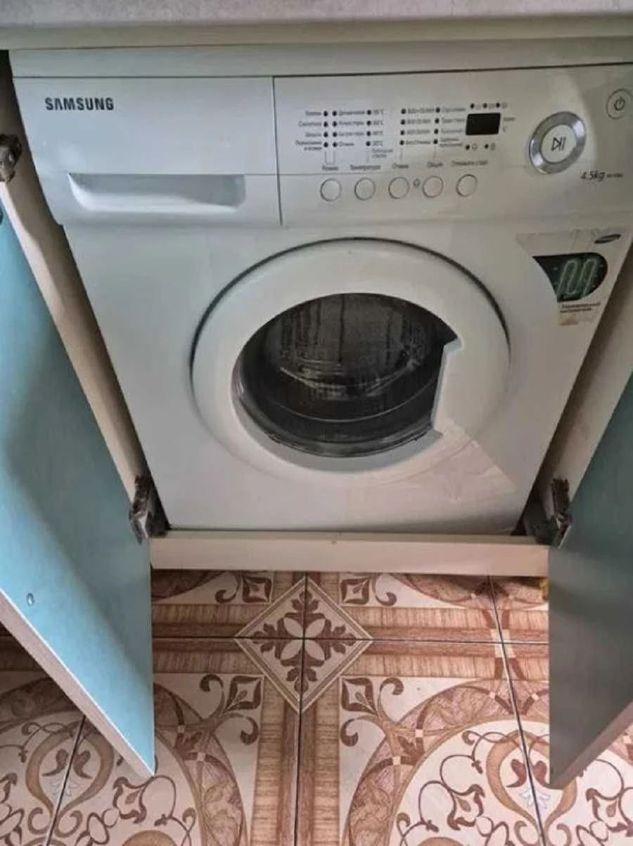 For sale room in a communal apartment, Kotovsky settlement, David Oystrach Street, 9/9, 18 sq.m. room, 12 sq.m. kitchen. Room in good condition. Energy-saving double-paned windows. Own place in the kitchen. Furniture and appliances remain. +4 neighbors. Well-maintained entrance, intercom. Convenient transport links. Price 10300 u.e. (2-2442-2)