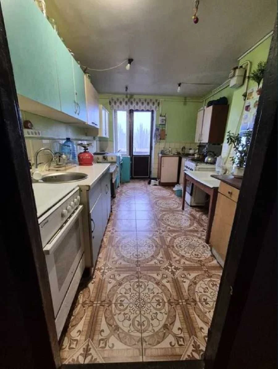 For sale room in a communal apartment, Kotovsky settlement, David Oystrach Street, 9/9, 18 sq.m. room, 12 sq.m. kitchen. Room in good condition. Energy-saving double-paned windows. Own place in the kitchen. Furniture and appliances remain. +4 neighbors. Well-maintained entrance, intercom. Convenient transport links. Price 10300 u.e. (2-2442-2)