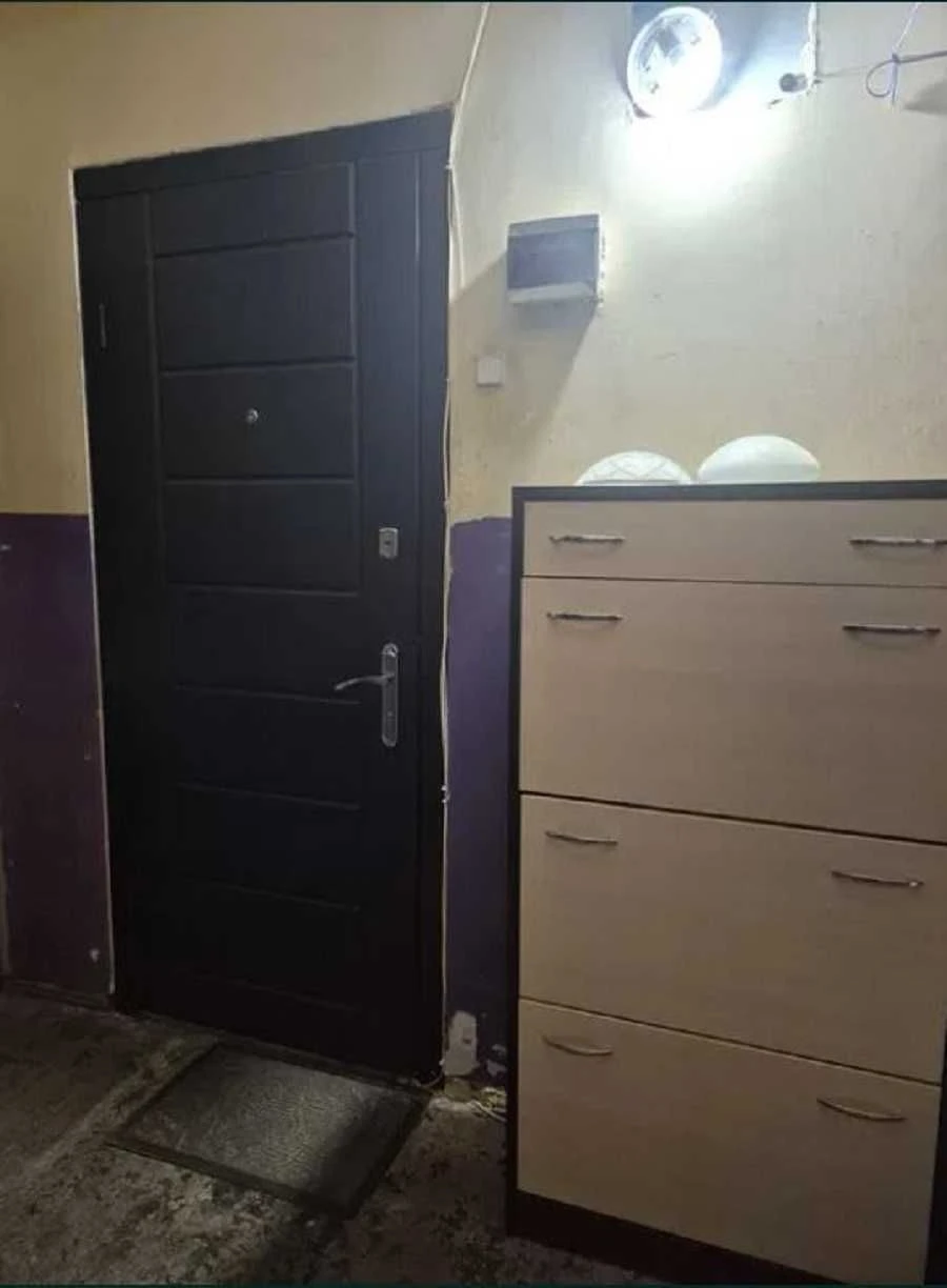 For sale room in a communal apartment, Kotovsky settlement, David Oystrach Street, 9/9, 18 sq.m. room, 12 sq.m. kitchen. Room in good condition. Energy-saving double-paned windows. Own place in the kitchen. Furniture and appliances remain. +4 neighbors. Well-maintained entrance, intercom. Convenient transport links. Price 10300 u.e. (2-2442-2)