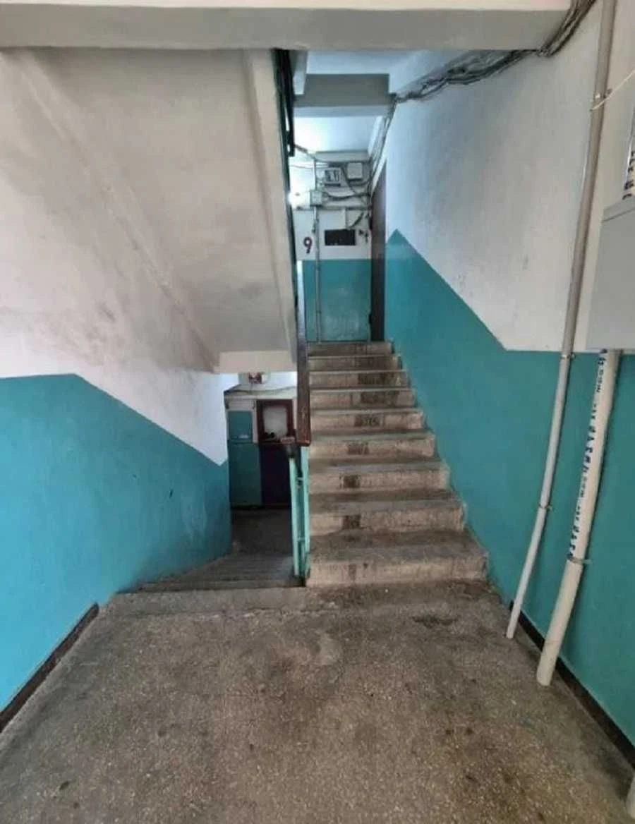 For sale room in a communal apartment, Kotovsky settlement, David Oystrach Street, 9/9, 18 sq.m. room, 12 sq.m. kitchen. Room in good condition. Energy-saving double-paned windows. Own place in the kitchen. Furniture and appliances remain. +4 neighbors. Well-maintained entrance, intercom. Convenient transport links. Price 10300 u.e. (2-2442-2)