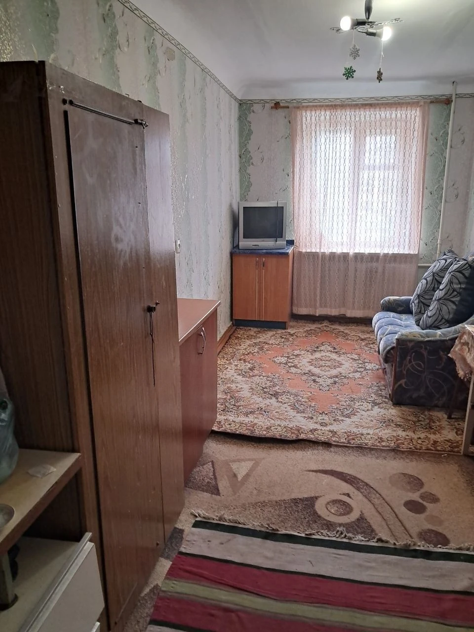 Простора кімната. Слобода. Власниця