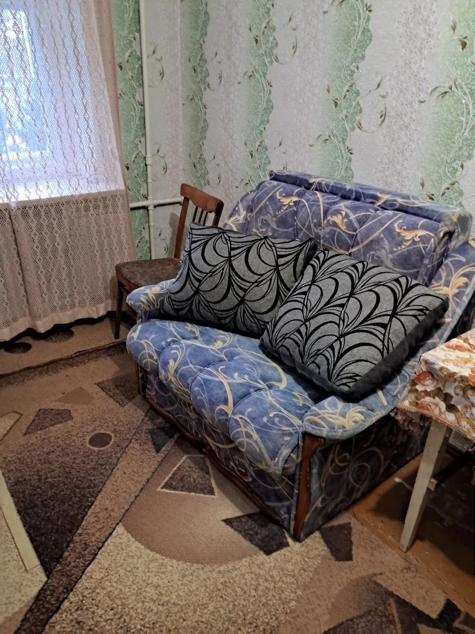 Простора кімната. Слобода. Власниця