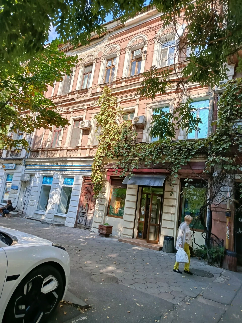 2 rooms in a communal building with its own kitchen, toilet, two-person shower, 2 neighbors per room, furnished.