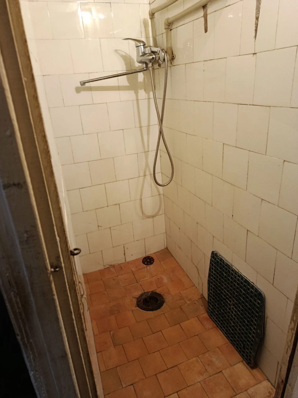 2 rooms in a communal building with its own kitchen, toilet, two-person shower, 2 neighbors per room, furnished.