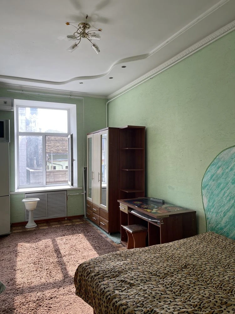 Private room in a communal apartment in the city center