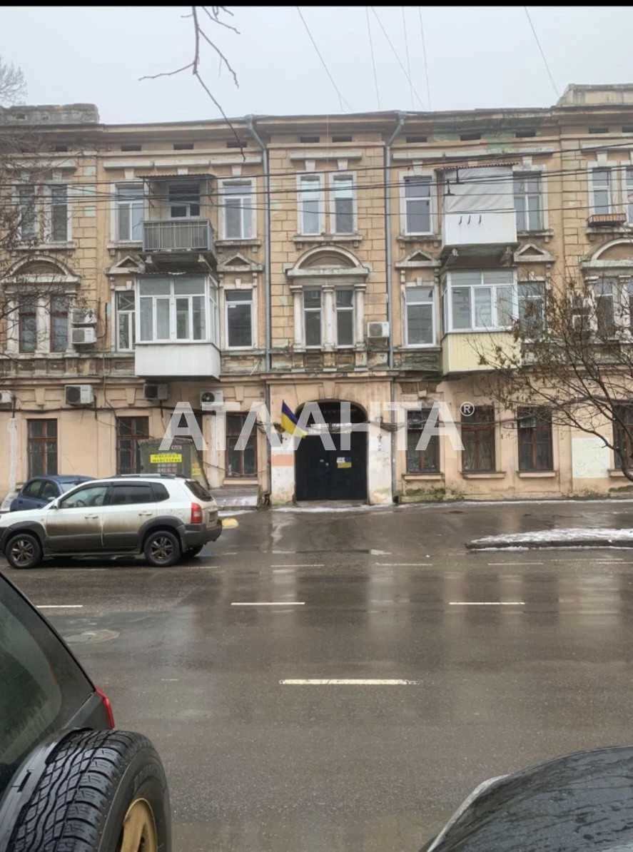 Spacious room on Small Arnaoutska Street.