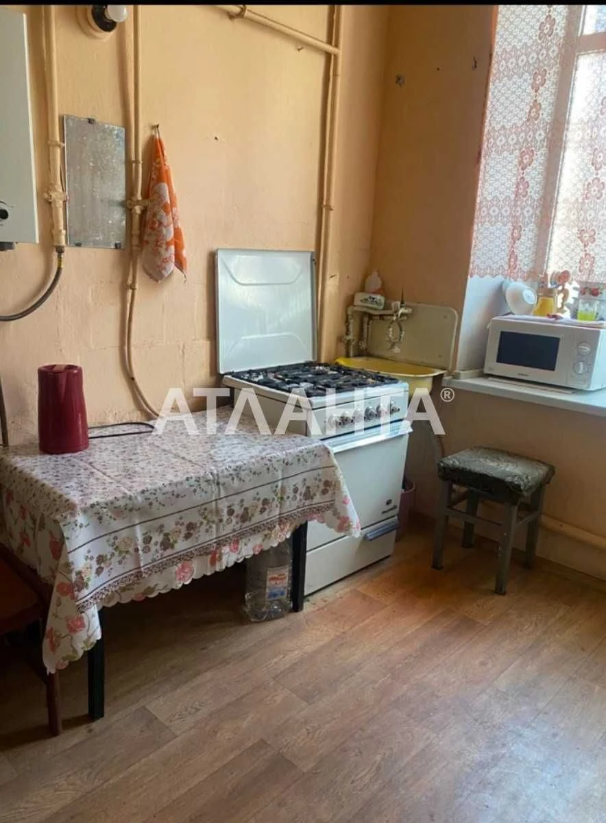 Spacious room on Small Arnaoutska Street.