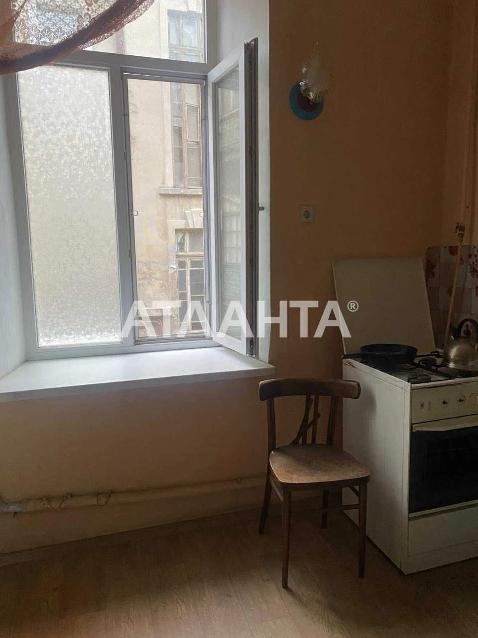 Spacious room on Small Arnaoutska Street.