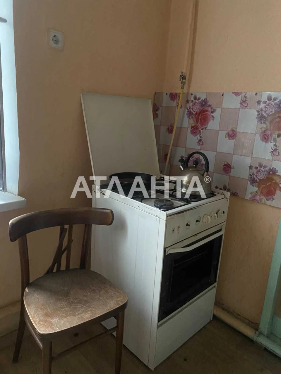 Spacious room on Small Arnaoutska Street.