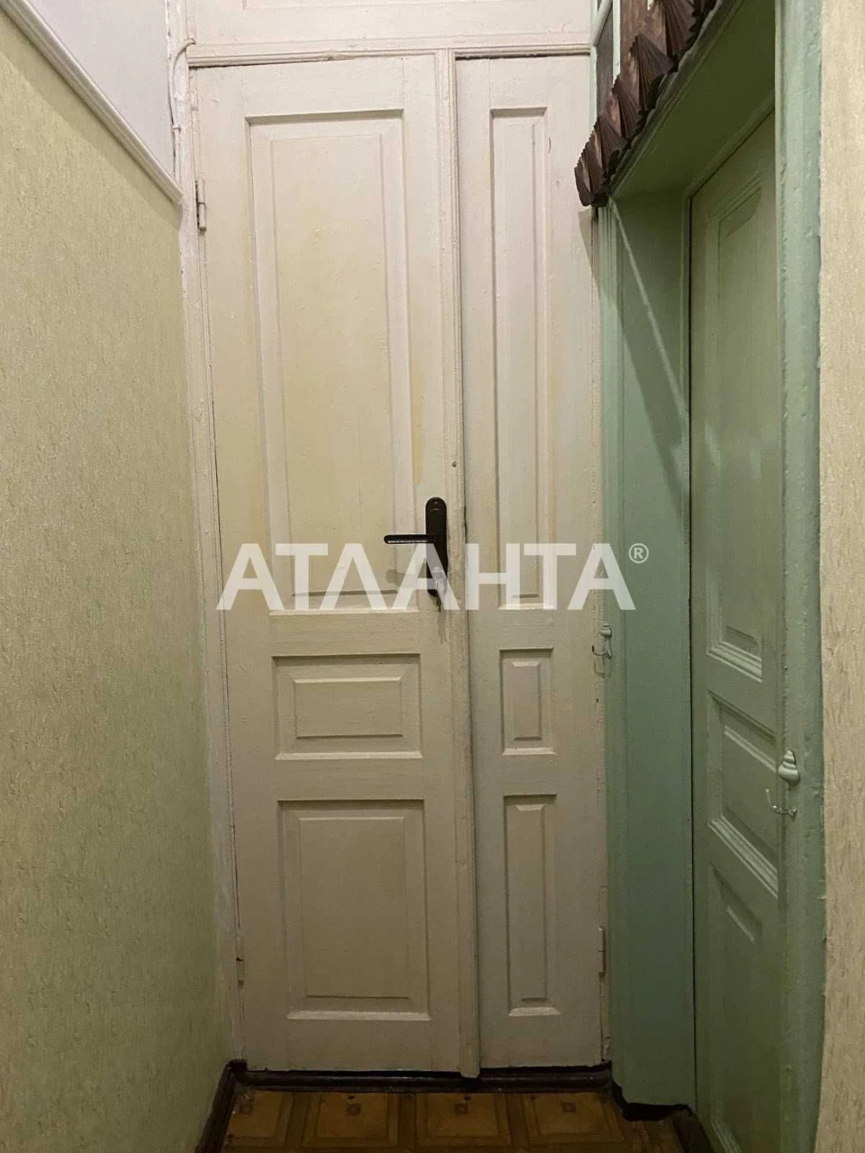 Spacious room on Small Arnaoutska Street.
