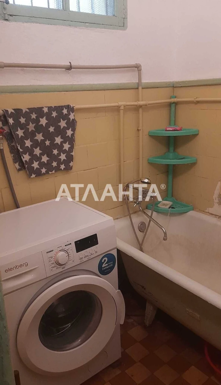 Spacious room on Small Arnaoutska Street.